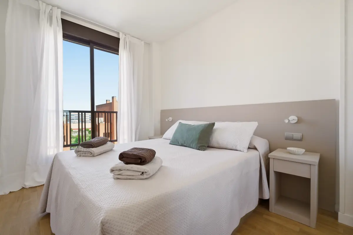 Dormitorio doble preparado para huéspedes en un apartamento turístico