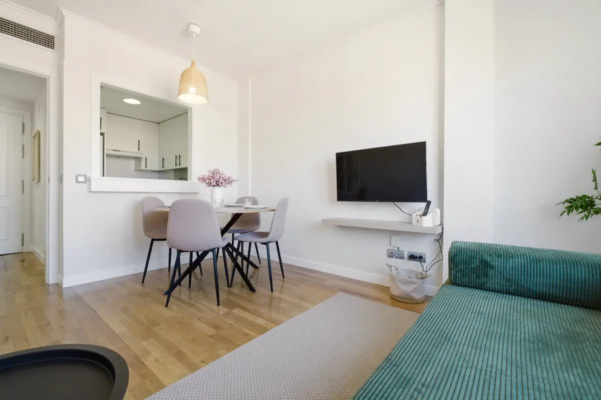 Salón con comedor y cocina abierta de un piso turístico gestionado por Univa Living